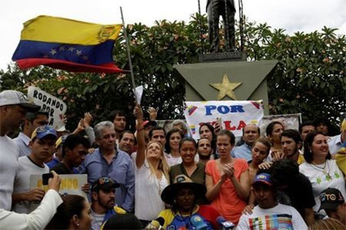 la oposición intenta “tomar” Caracas